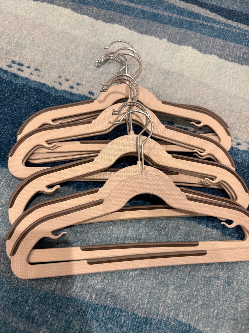 (12) Youth Sized Amazon Gray Non-Slip Slim Clothes Hangers - 12 Pack